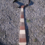 Csíkos nyakkendő fából IMG_2992