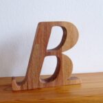 Fa mobiltartó „B” betűvel/wooden mobile holder with „B” letter