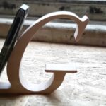 Fa mobiltartó G betűvel / Wooden mobile holder with G letter