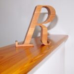 Fa mobiltartó „R” betűvel/wooden mobile holder with „R” letter