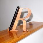 Fa mobiltartó “R” betűvel/wooden mobile holder with “R” letter