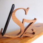 Fa mobiltartó “Sz” betűvel/wooden mobile holder with “Sz” letter
