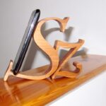 Fa mobiltartó „Sz” betűvel/wooden mobile holder with „Sz” letter