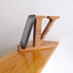 Fa mobiltartó “V” betűvel/wooden mobile holder with “V” letter