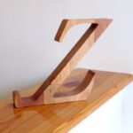 Fa mobiltartó “Z” betűvel/wooden mobile holder with “Z” letter