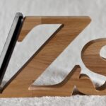 Fa mobiltartó “Zs” betűvel/wooden mobile holder with “Zs” letter