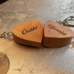 Szív alakú kulcstartó pár fából felirattal / a pair of wooden key-holder heart shape with text