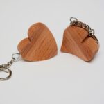 Szív alakú kulcstartó pár fából/a pair of wooden key-holder heart shape