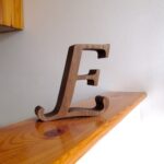 Fa mobiltartó “E” betűvel/wooden mobile holder with E letter