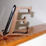 Fa mobiltartó „E” betűvel/wooden mobile holder with E letter