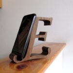 Fa mobiltartó “E” betűvel/wooden mobile holder with E letter