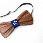 Diofa csokornyakkendo viragmintas anyaggal_walnut wood bowtie with flower patterned fabric_kicsi