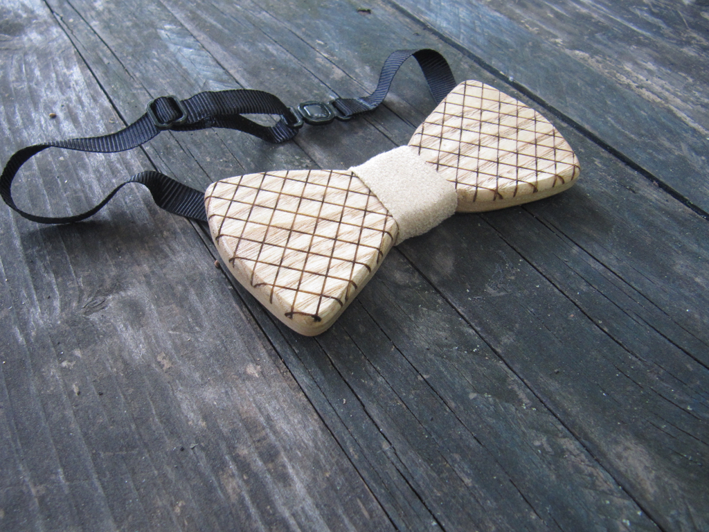 Kockás csokornyakkendő kőrisfából/checked bow-tie made of ash