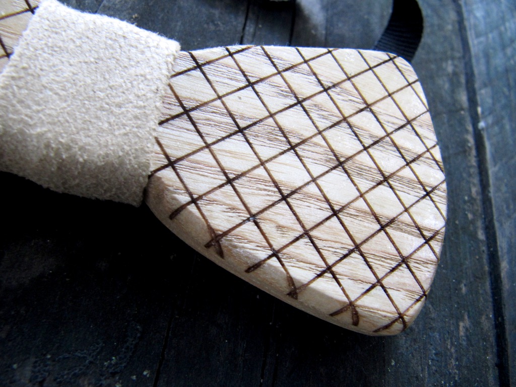 Kockás csokornyakkendő kőrisfából/checked bow-tie made of ash
