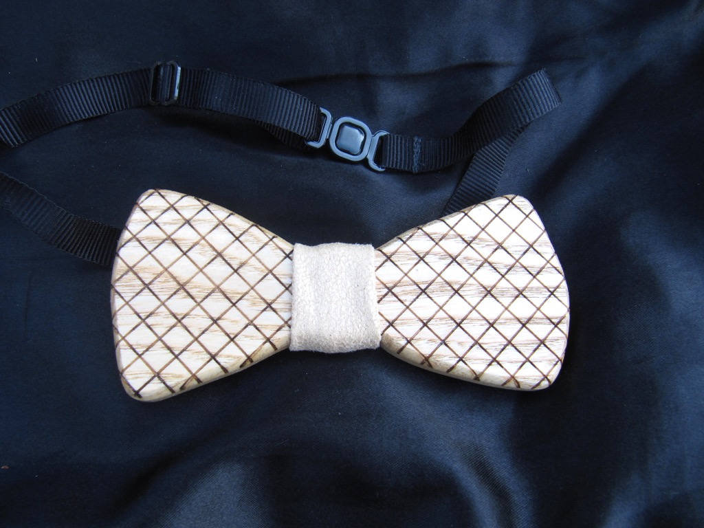Kockás csokornyakkendő kőrisfából/checked bow-tie made of ash