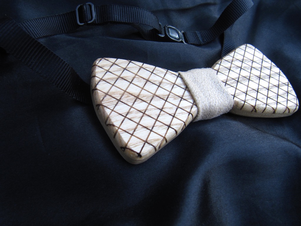 Kockás csokornyakkendő kőrisfából/checked bow-tie made of ash
