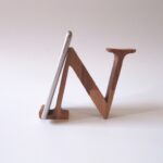 Fa mobiltartó N betűvel/wooden mobile holder with N letter