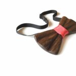 Diófa csokornyakkendő piros szaténnal / Walnut wooden bowtie with red satin