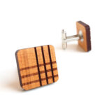 Cseresznyefa mandzsetta kockás mintával_Cherry wooden cufflinks checkered