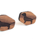 Diófa mandzsetta tacskó mintával_walnut wood cufflinks with dachshund pattern