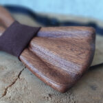 Tömör mahagóni csokornyakkendő barna anyaggal / Solid mahogany bowtie with dark brown fabric