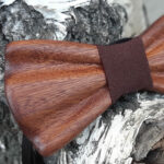 Tömör mahagóni csokornyakkendő barna anyaggal / Solid mahogany bowtie with dark brown fabric