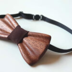 Tömör mahagóni csokornyakkendő barna anyaggal / Solid mahogany bowtie with dark brown fabric