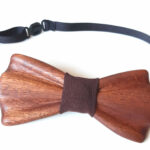 Tömör mahagóni csokornyakkendő barna anyaggal / Solid mahogany bowtie with dark brown fabric